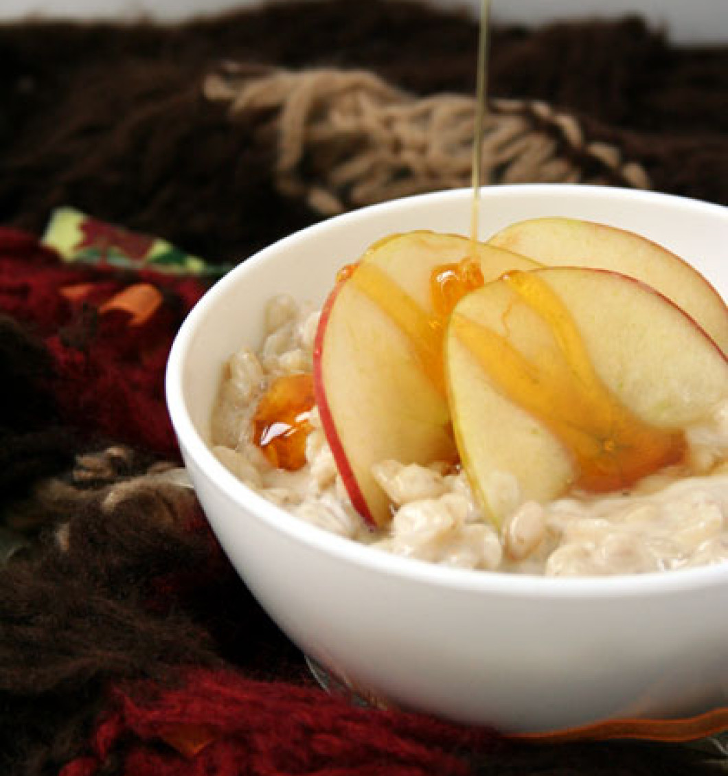 Creamy almond porridge with apple carpaccio